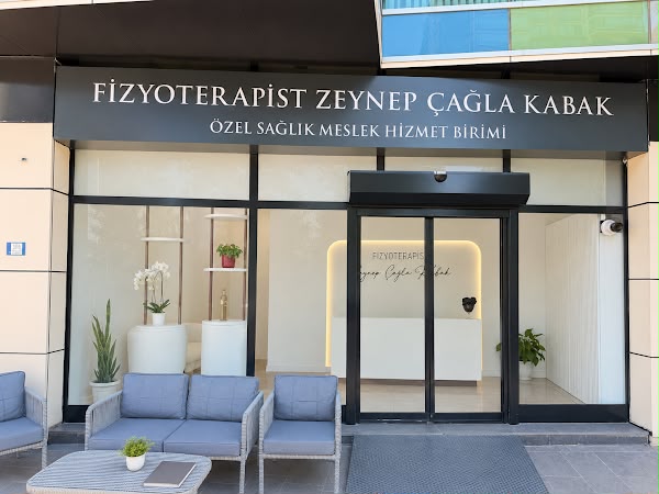 Kliniğin dış görünümü ve bekleme alanı