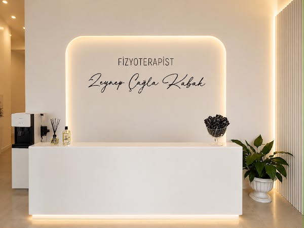 Klinik resepsiyon alanı ve aydınlatmalı isim panosu